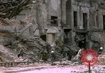 Standbild Blick vom Fahrzeug vom Krieg zerrissenen Berlin fahren Berlin Deutschland, 1945, aus Sekunde 41 historischem Filmmaterial Videoclip 65675020921