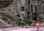 Standbild Blick vom Fahrzeug vom Krieg zerrissenen Berlin fahren Berlin Deutschland, 1945, aus Sekunde 42 historischem Filmmaterial Videoclip 65675020921