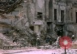 Standbild Blick vom Fahrzeug vom Krieg zerrissenen Berlin fahren Berlin Deutschland, 1945, aus Sekunde 43 historischem Filmmaterial Videoclip 65675020921