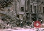 Standbild Blick vom Fahrzeug vom Krieg zerrissenen Berlin fahren Berlin Deutschland, 1945, aus Sekunde 44 historischem Filmmaterial Videoclip 65675020921