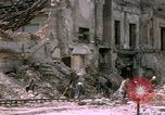Standbild Blick vom Fahrzeug vom Krieg zerrissenen Berlin fahren Berlin Deutschland, 1945, aus Sekunde 45 historischem Filmmaterial Videoclip 65675020921