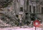 Standbild Blick vom Fahrzeug vom Krieg zerrissenen Berlin fahren Berlin Deutschland, 1945, aus Sekunde 46 historischem Filmmaterial Videoclip 65675020921