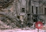 Standbild Blick vom Fahrzeug vom Krieg zerrissenen Berlin fahren Berlin Deutschland, 1945, aus Sekunde 47 historischem Filmmaterial Videoclip 65675020921