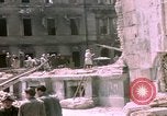 Standbild Blick vom Fahrzeug vom Krieg zerrissenen Berlin fahren Berlin Deutschland, 1945, aus Sekunde 48 historischem Filmmaterial Videoclip 65675020921