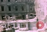 Standbild Blick vom Fahrzeug vom Krieg zerrissenen Berlin fahren Berlin Deutschland, 1945, aus Sekunde 49 historischem Filmmaterial Videoclip 65675020921