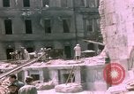 Standbild Blick vom Fahrzeug vom Krieg zerrissenen Berlin fahren Berlin Deutschland, 1945, aus Sekunde 50 historischem Filmmaterial Videoclip 65675020921