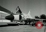 Standbild F-102A United States USA, 1960, aus Sekunde 61 historischem Filmmaterial Videoclip 65675020952