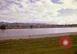 Standbild Koi Teich und Springbrunnen in Honolulu 1973 Honolulu Hawaii USA, 1973, aus Sekunde 3 historischem Filmmaterial Videoclip 65675020958