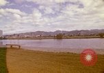 Standbild Koi Teich und Springbrunnen in Honolulu 1973 Honolulu Hawaii USA, 1973, aus Sekunde 5 historischem Filmmaterial Videoclip 65675020958