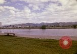 Standbild Koi Teich und Springbrunnen in Honolulu 1973 Honolulu Hawaii USA, 1973, aus Sekunde 6 historischem Filmmaterial Videoclip 65675020958