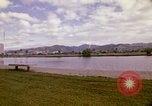 Standbild Koi Teich und Springbrunnen in Honolulu 1973 Honolulu Hawaii USA, 1973, aus Sekunde 7 historischem Filmmaterial Videoclip 65675020958