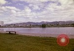 Standbild Koi Teich und Springbrunnen in Honolulu 1973 Honolulu Hawaii USA, 1973, aus Sekunde 8 historischem Filmmaterial Videoclip 65675020958