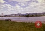 Standbild Koi Teich und Springbrunnen in Honolulu 1973 Honolulu Hawaii USA, 1973, aus Sekunde 9 historischem Filmmaterial Videoclip 65675020958