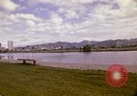 Standbild Koi Teich und Springbrunnen in Honolulu 1973 Honolulu Hawaii USA, 1973, aus Sekunde 10 historischem Filmmaterial Videoclip 65675020958