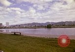 Standbild Koi Teich und Springbrunnen in Honolulu 1973 Honolulu Hawaii USA, 1973, aus Sekunde 11 historischem Filmmaterial Videoclip 65675020958