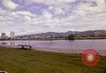 Standbild Koi Teich und Springbrunnen in Honolulu 1973 Honolulu Hawaii USA, 1973, aus Sekunde 12 historischem Filmmaterial Videoclip 65675020958