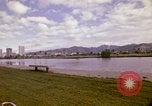 Standbild Koi Teich und Springbrunnen in Honolulu 1973 Honolulu Hawaii USA, 1973, aus Sekunde 13 historischem Filmmaterial Videoclip 65675020958