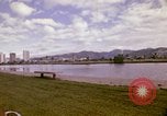 Standbild Koi Teich und Springbrunnen in Honolulu 1973 Honolulu Hawaii USA, 1973, aus Sekunde 14 historischem Filmmaterial Videoclip 65675020958