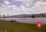 Standbild Koi Teich und Springbrunnen in Honolulu 1973 Honolulu Hawaii USA, 1973, aus Sekunde 15 historischem Filmmaterial Videoclip 65675020958