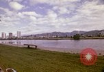 Standbild Koi Teich und Springbrunnen in Honolulu 1973 Honolulu Hawaii USA, 1973, aus Sekunde 16 historischem Filmmaterial Videoclip 65675020958