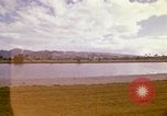Standbild Koi Teich und Springbrunnen in Honolulu 1973 Honolulu Hawaii USA, 1973, aus Sekunde 17 historischem Filmmaterial Videoclip 65675020958