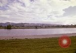 Standbild Koi Teich und Springbrunnen in Honolulu 1973 Honolulu Hawaii USA, 1973, aus Sekunde 19 historischem Filmmaterial Videoclip 65675020958