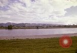 Standbild Koi Teich und Springbrunnen in Honolulu 1973 Honolulu Hawaii USA, 1973, aus Sekunde 20 historischem Filmmaterial Videoclip 65675020958