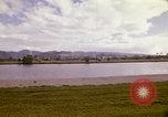 Standbild Koi Teich und Springbrunnen in Honolulu 1973 Honolulu Hawaii USA, 1973, aus Sekunde 22 historischem Filmmaterial Videoclip 65675020958