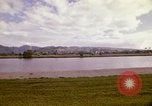 Standbild Koi Teich und Springbrunnen in Honolulu 1973 Honolulu Hawaii USA, 1973, aus Sekunde 23 historischem Filmmaterial Videoclip 65675020958