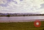 Standbild Koi Teich und Springbrunnen in Honolulu 1973 Honolulu Hawaii USA, 1973, aus Sekunde 24 historischem Filmmaterial Videoclip 65675020958