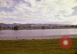 Standbild Koi Teich und Springbrunnen in Honolulu 1973 Honolulu Hawaii USA, 1973, aus Sekunde 25 historischem Filmmaterial Videoclip 65675020958