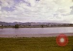 Standbild Koi Teich und Springbrunnen in Honolulu 1973 Honolulu Hawaii USA, 1973, aus Sekunde 26 historischem Filmmaterial Videoclip 65675020958