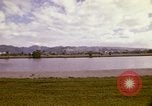 Standbild Koi Teich und Springbrunnen in Honolulu 1973 Honolulu Hawaii USA, 1973, aus Sekunde 27 historischem Filmmaterial Videoclip 65675020958
