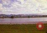 Standbild Koi Teich und Springbrunnen in Honolulu 1973 Honolulu Hawaii USA, 1973, aus Sekunde 28 historischem Filmmaterial Videoclip 65675020958
