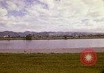 Standbild Koi Teich und Springbrunnen in Honolulu 1973 Honolulu Hawaii USA, 1973, aus Sekunde 29 historischem Filmmaterial Videoclip 65675020958