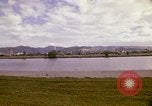 Standbild Koi Teich und Springbrunnen in Honolulu 1973 Honolulu Hawaii USA, 1973, aus Sekunde 32 historischem Filmmaterial Videoclip 65675020958