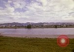 Standbild Koi Teich und Springbrunnen in Honolulu 1973 Honolulu Hawaii USA, 1973, aus Sekunde 34 historischem Filmmaterial Videoclip 65675020958