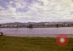Standbild Koi Teich und Springbrunnen in Honolulu 1973 Honolulu Hawaii USA, 1973, aus Sekunde 35 historischem Filmmaterial Videoclip 65675020958