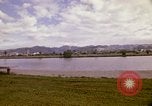 Standbild Koi Teich und Springbrunnen in Honolulu 1973 Honolulu Hawaii USA, 1973, aus Sekunde 36 historischem Filmmaterial Videoclip 65675020958