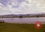 Standbild Koi Teich und Springbrunnen in Honolulu 1973 Honolulu Hawaii USA, 1973, aus Sekunde 37 historischem Filmmaterial Videoclip 65675020958