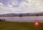 Standbild Koi Teich und Springbrunnen in Honolulu 1973 Honolulu Hawaii USA, 1973, aus Sekunde 38 historischem Filmmaterial Videoclip 65675020958