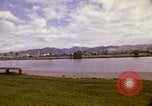 Standbild Koi Teich und Springbrunnen in Honolulu 1973 Honolulu Hawaii USA, 1973, aus Sekunde 39 historischem Filmmaterial Videoclip 65675020958