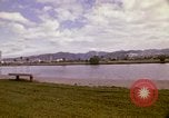 Standbild Koi Teich und Springbrunnen in Honolulu 1973 Honolulu Hawaii USA, 1973, aus Sekunde 41 historischem Filmmaterial Videoclip 65675020958