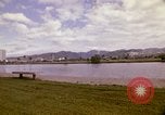 Standbild Koi Teich und Springbrunnen in Honolulu 1973 Honolulu Hawaii USA, 1973, aus Sekunde 42 historischem Filmmaterial Videoclip 65675020958