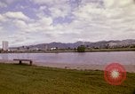 Standbild Koi Teich und Springbrunnen in Honolulu 1973 Honolulu Hawaii USA, 1973, aus Sekunde 43 historischem Filmmaterial Videoclip 65675020958