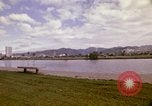 Standbild Koi Teich und Springbrunnen in Honolulu 1973 Honolulu Hawaii USA, 1973, aus Sekunde 44 historischem Filmmaterial Videoclip 65675020958