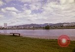 Standbild Koi Teich und Springbrunnen in Honolulu 1973 Honolulu Hawaii USA, 1973, aus Sekunde 45 historischem Filmmaterial Videoclip 65675020958