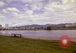 Standbild Koi Teich und Springbrunnen in Honolulu 1973 Honolulu Hawaii USA, 1973, aus Sekunde 46 historischem Filmmaterial Videoclip 65675020958