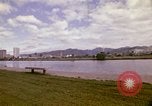 Standbild Koi Teich und Springbrunnen in Honolulu 1973 Honolulu Hawaii USA, 1973, aus Sekunde 47 historischem Filmmaterial Videoclip 65675020958