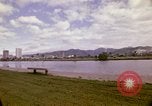Standbild Koi Teich und Springbrunnen in Honolulu 1973 Honolulu Hawaii USA, 1973, aus Sekunde 48 historischem Filmmaterial Videoclip 65675020958